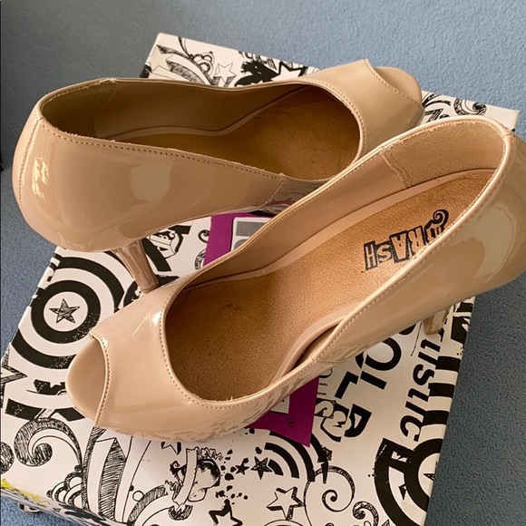 Badge Heels - Picture 3 of 5